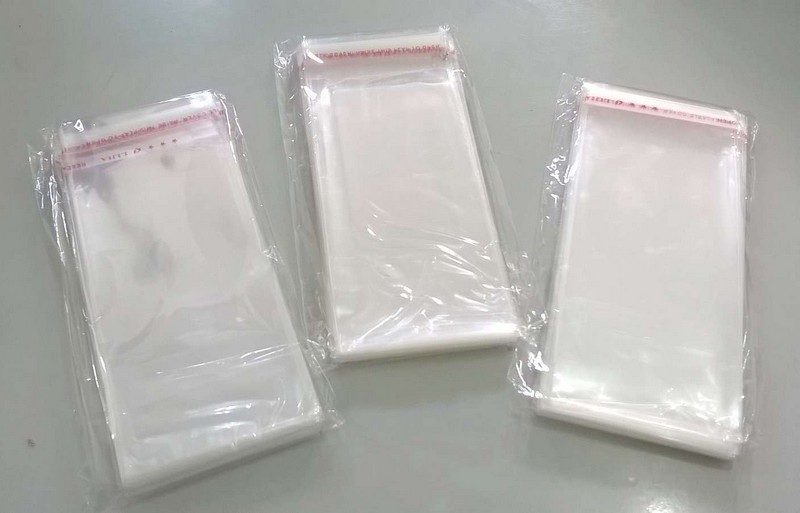 Envelope plástico com fita adesiva